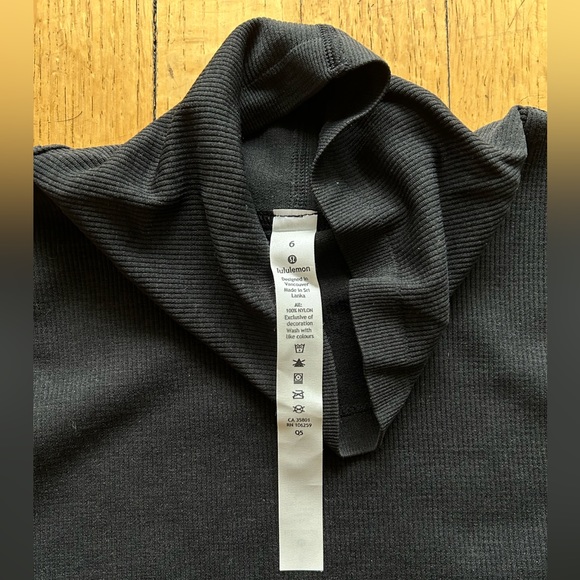 Lululemon Turtleneck Size 6 - Picture 2 of 4